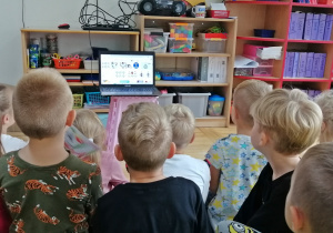 Dzieci oglądają na laptopie różne medale